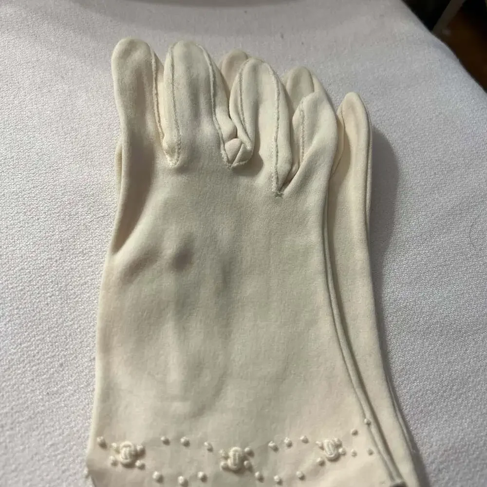 Vintage‎ White Embroidered Floral Gloves